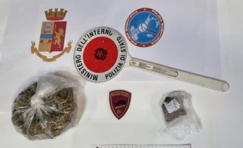 Hashish e marijuana in casa e in auto, arrestato