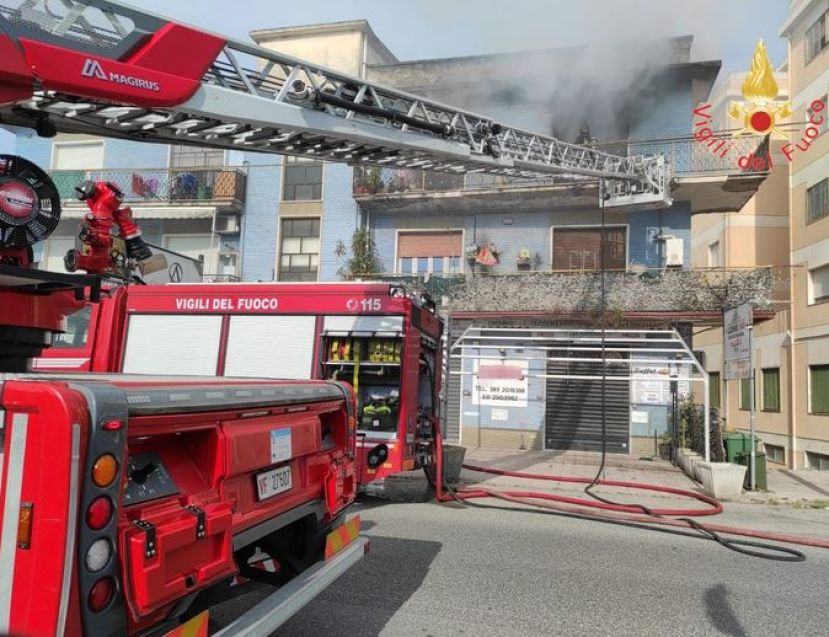 Incendio in un appartamento, intervengono i vigili del fuoco