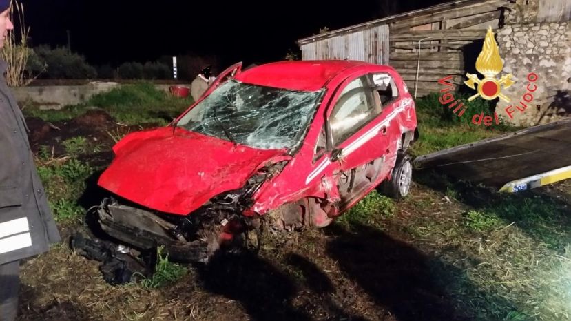 Auto finisce fuori strada e si ribalta, ferito un 21enne