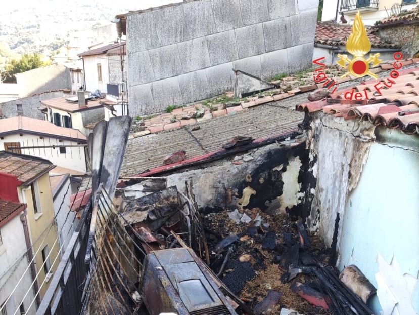 Incendio in abitazione, salvato 87enne