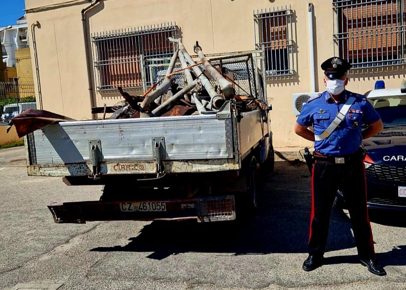 Trasportavano illecitamente materiale ferroso, deferiti