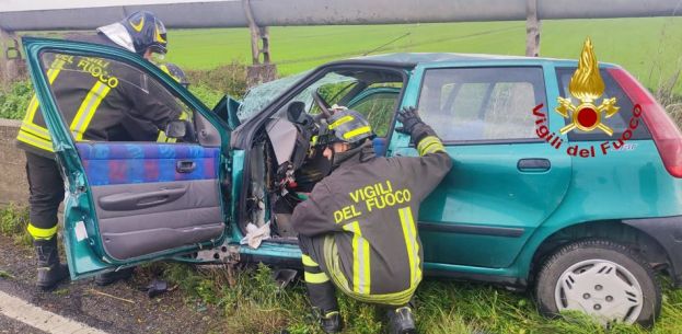 Auto si schianta contro un muretto, due feriti