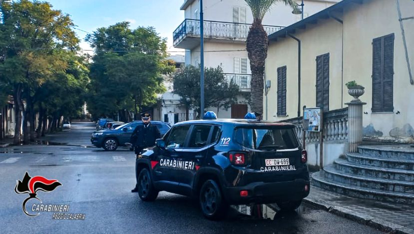 Evade dai domiciliari e viene sorpreso in auto con arnesi da scasso: arrestato