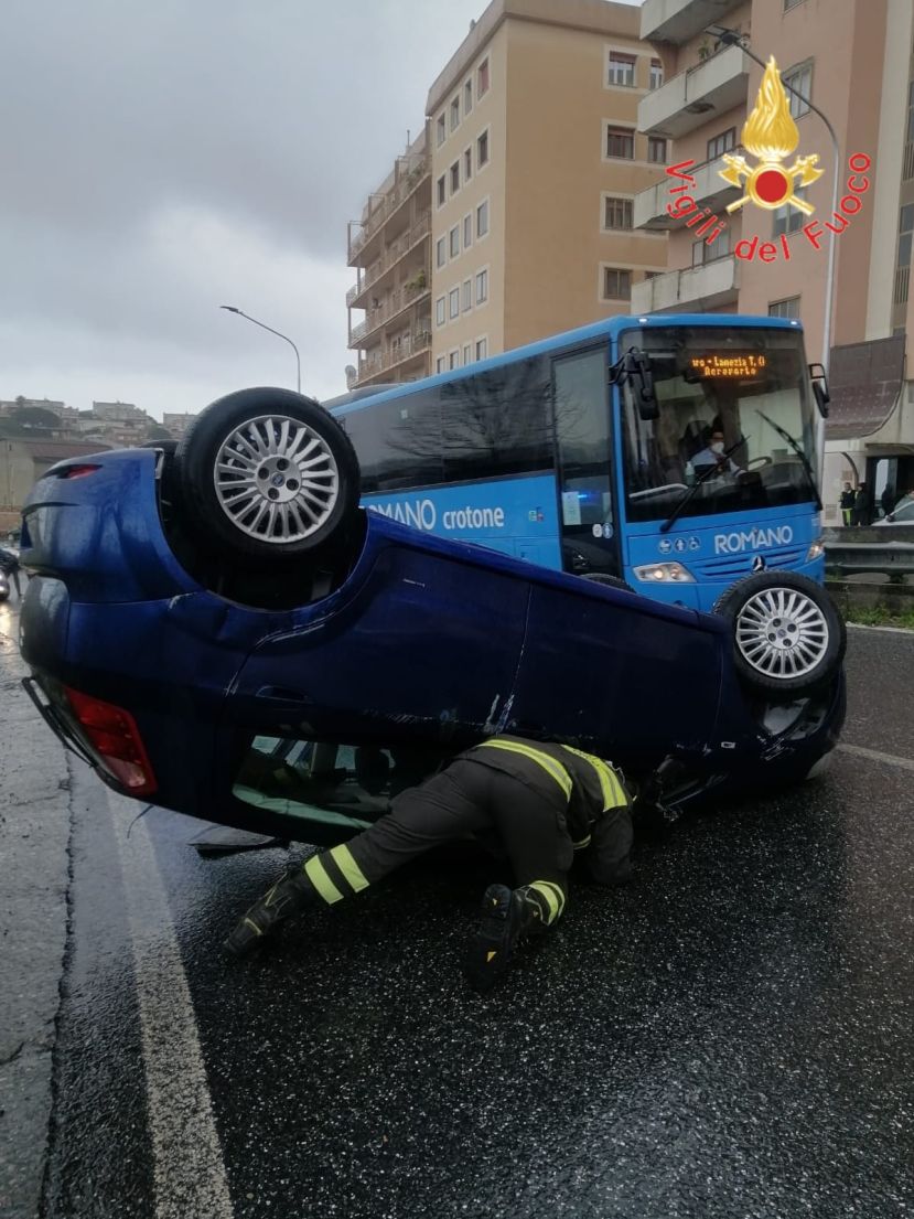 Auto si ribalta sulla sede stradale, madre e figlio feriti