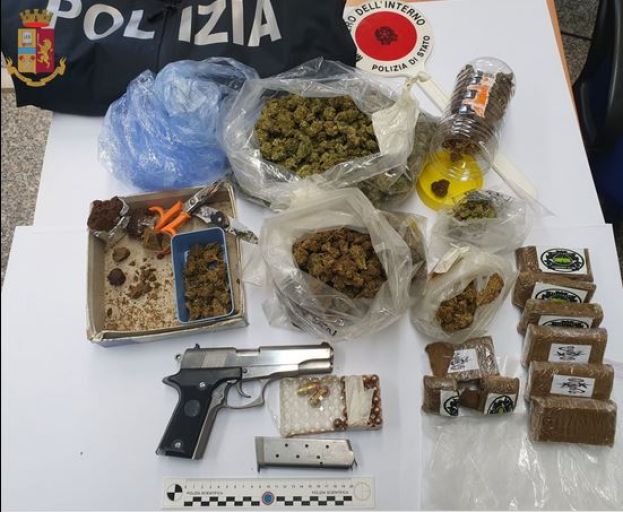 A casa con oltre un chilo e mezzo tra marijuana e hashish, arrestato