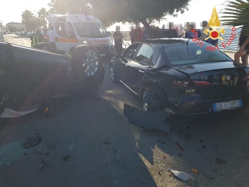 Auto si ribalta dopo l&#039;impatto con un altro veicolo