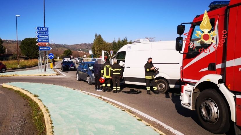 Auto si scontra con un furgone a Soverato, ferita una donna