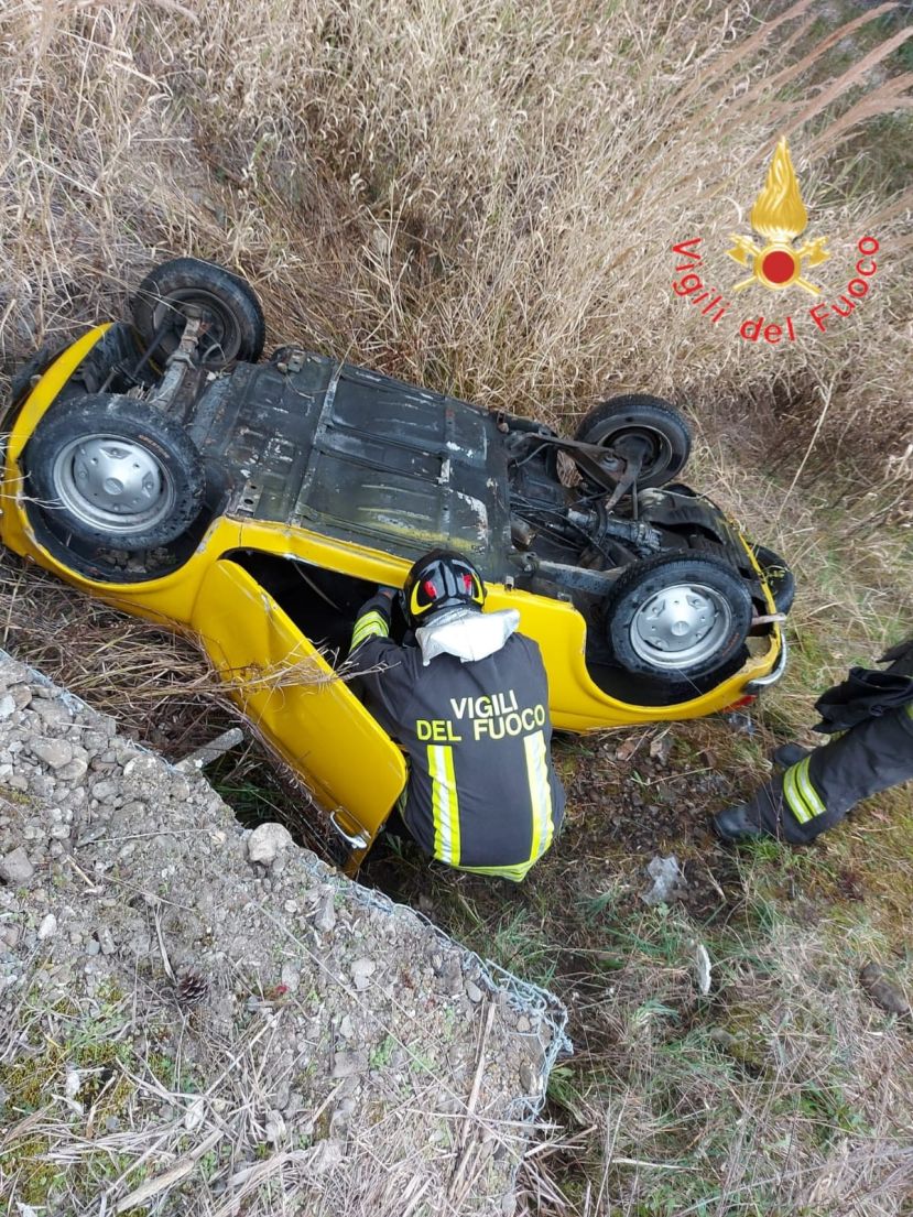 Auto finisce in un fossato, morto il conducente