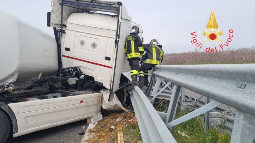 Autocisterna si schianta contro un guardrail sul tratto Vibonese dell&#039;A2, ferito il conducente