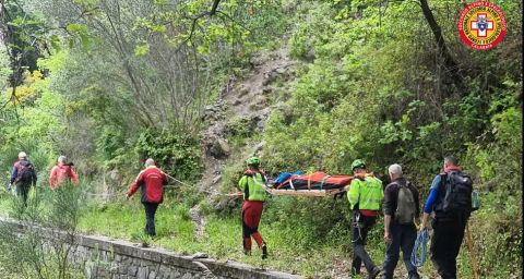 Si rompe la caviglia mentre percorre un sentiero, escursionista soccorsa dal Sasc